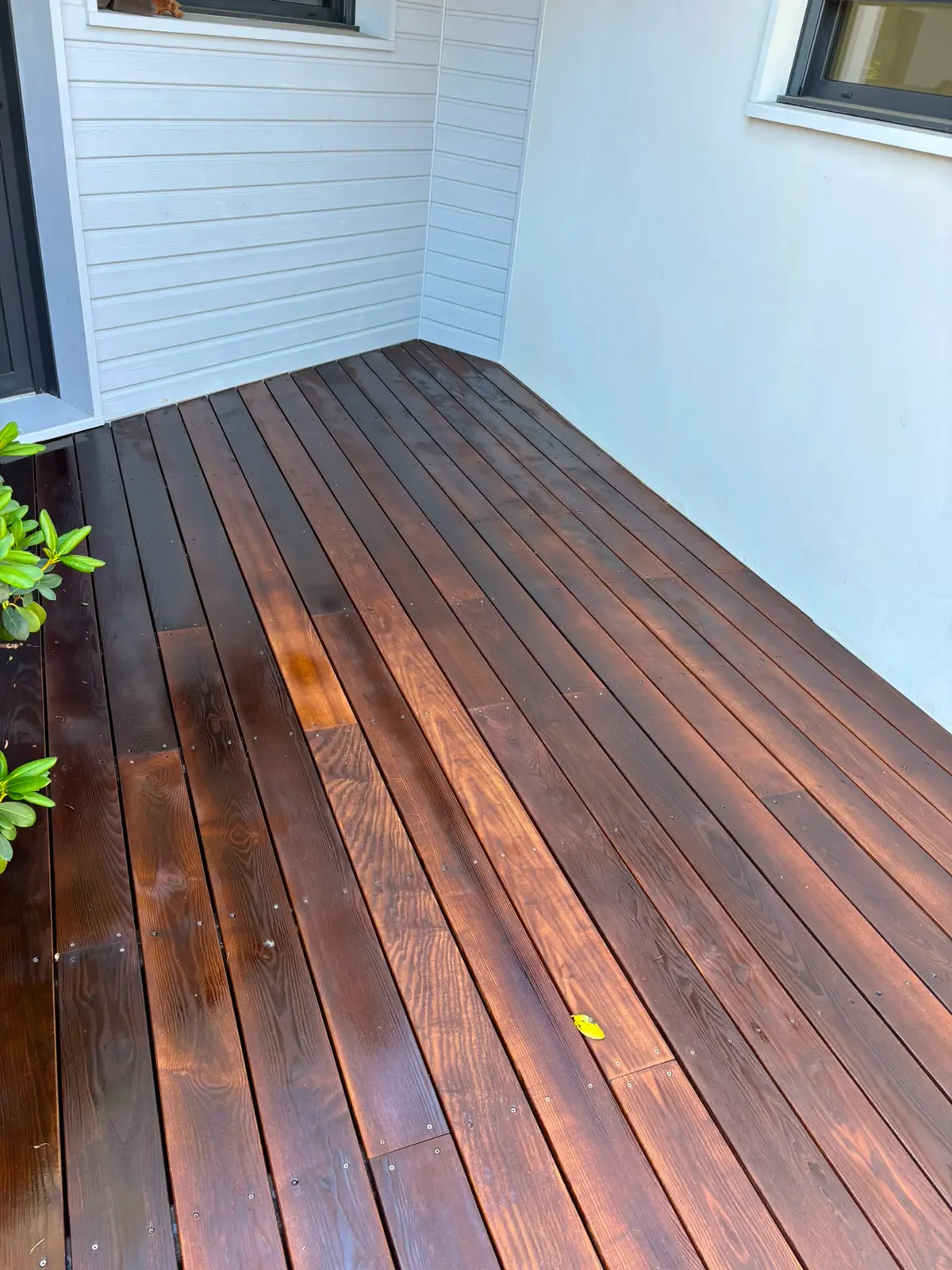 Terrasse en bois posée sur ossature neuve, après travaux