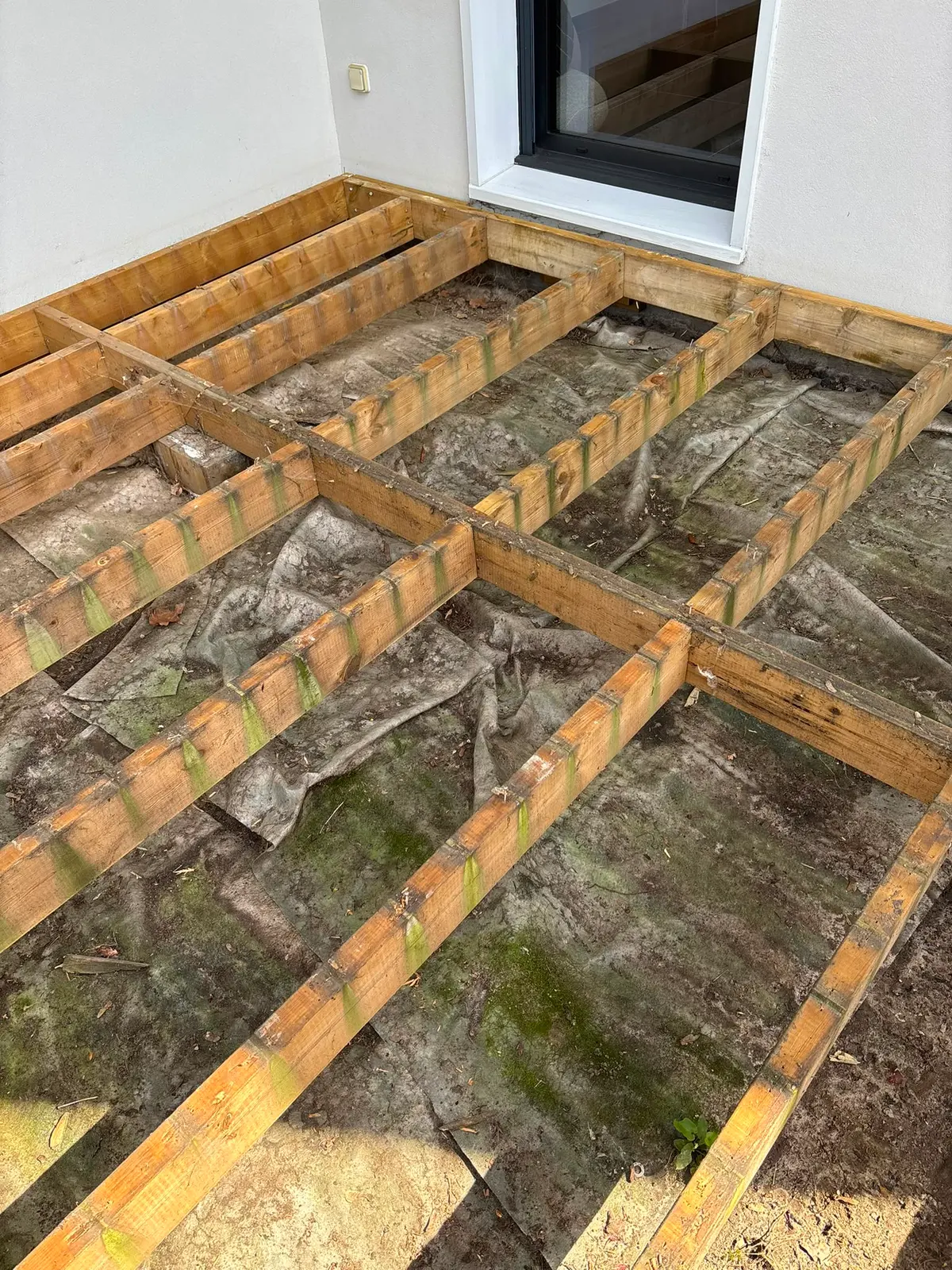 Terrasse en bois posée sur ossature neuve, avant travaux