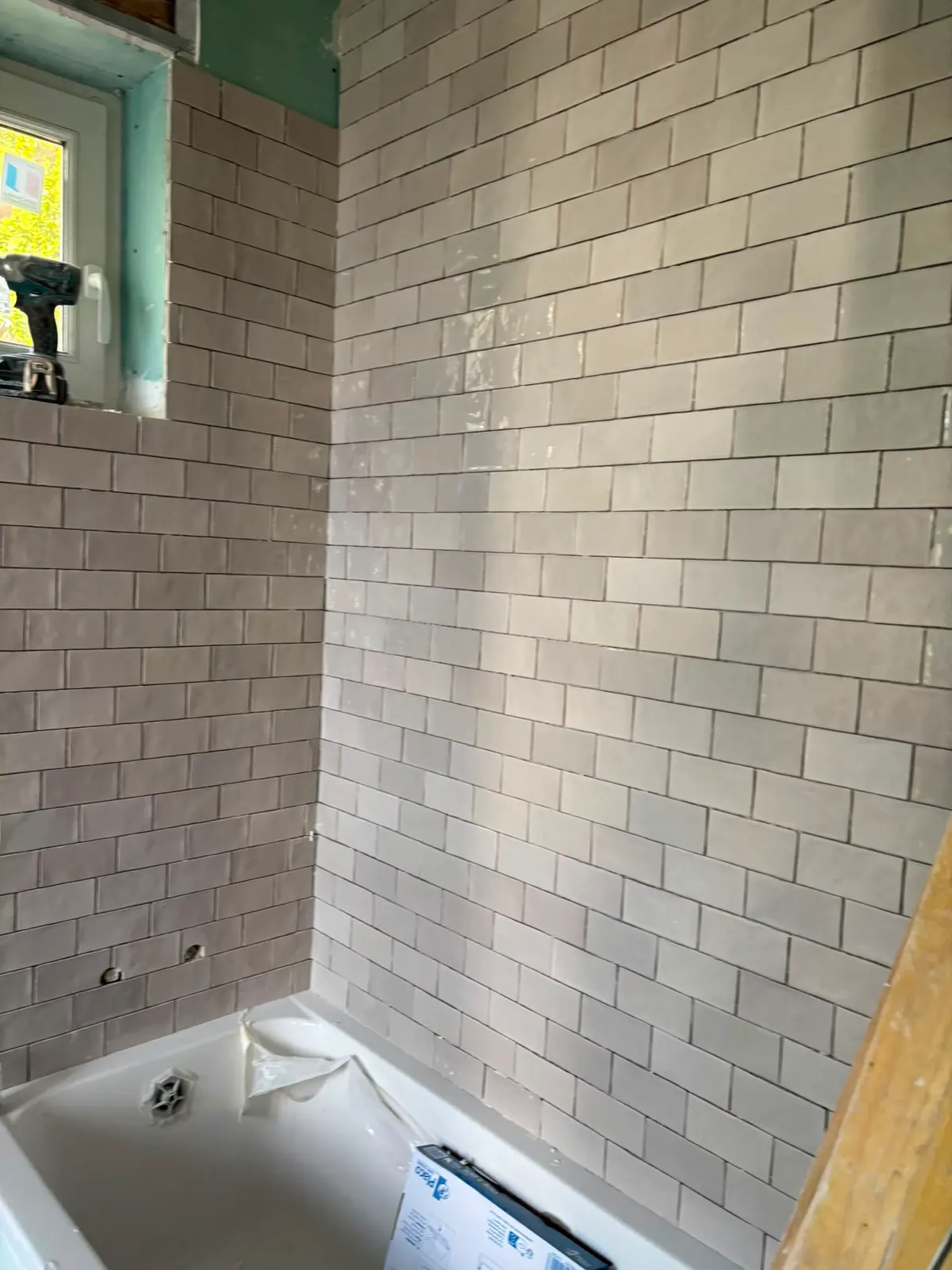Salle de bain, murs repris et faïence posée, après travaux