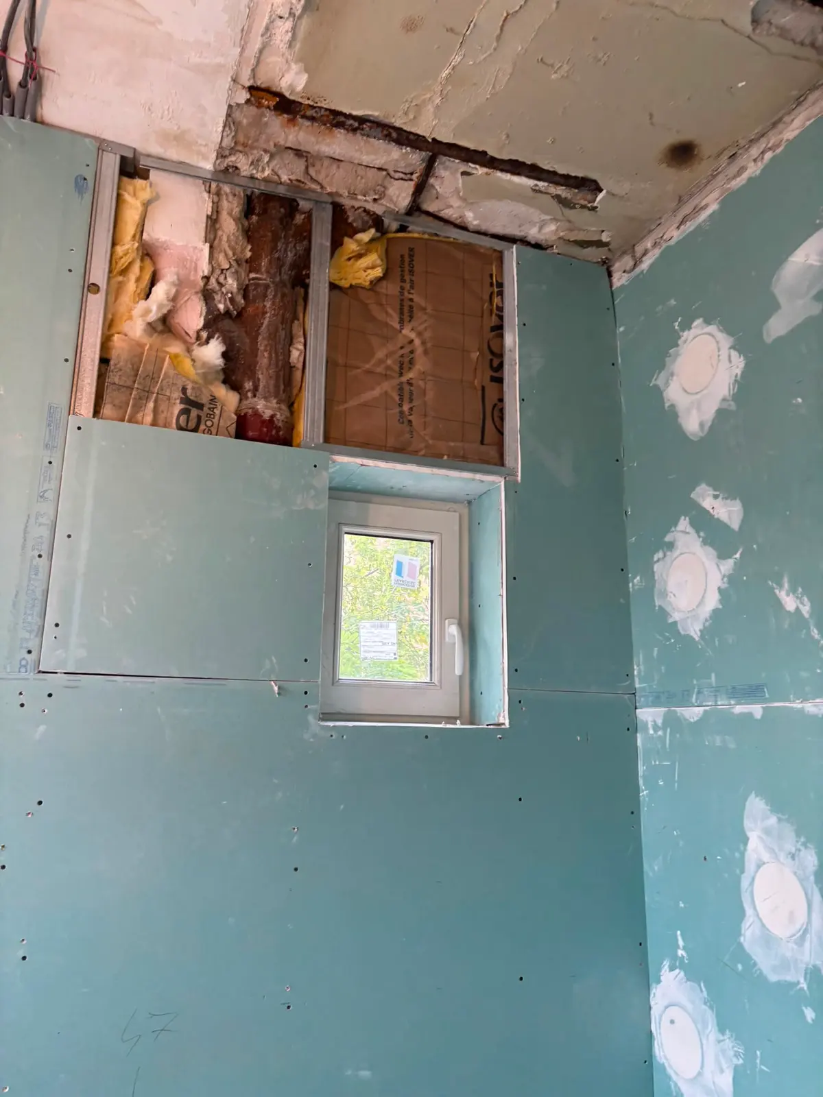 Salle de bain, murs repris et faïence posée, avant travaux