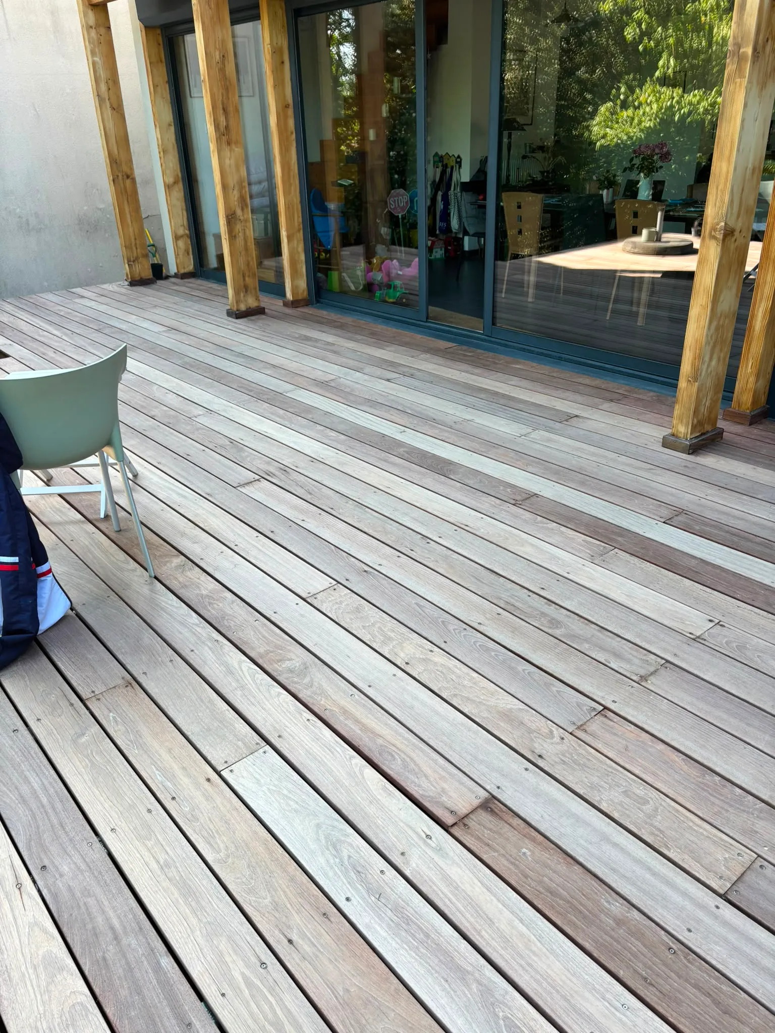 Terrasse extérieure en bois couverte